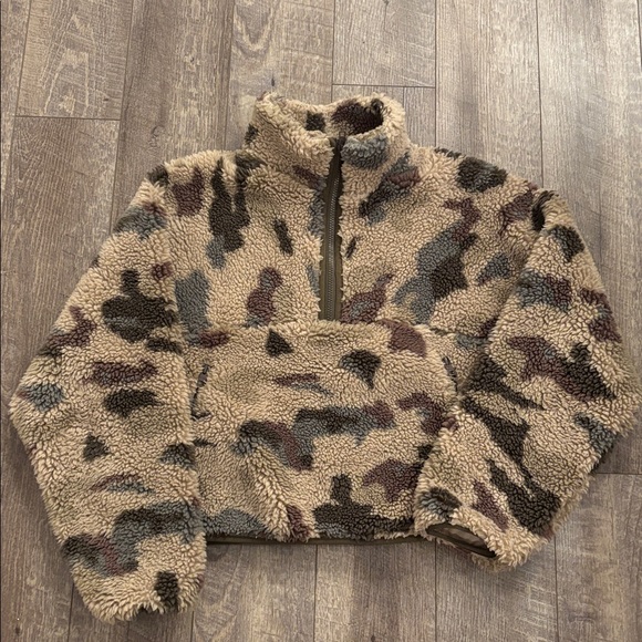 Aritzia TNA Camoflauge Fleece Sherpa Jacket - Picture 2 of 4